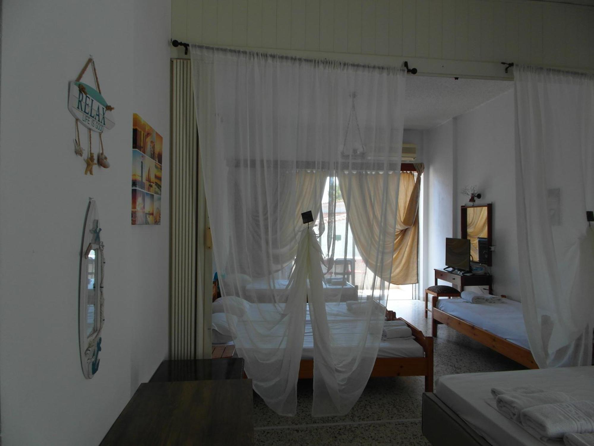 Eri Studios Agia Marina  Rum bild