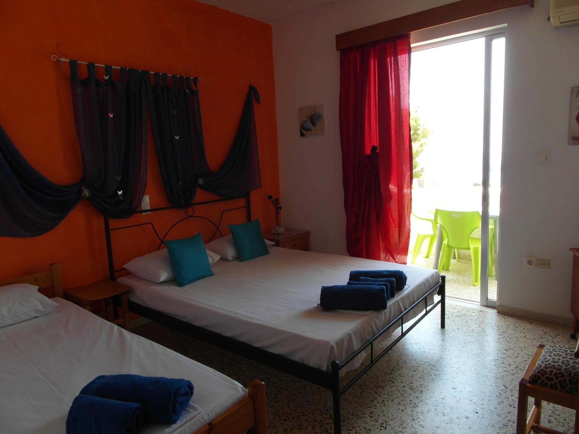 Eri Studios Agia Marina  Rum bild