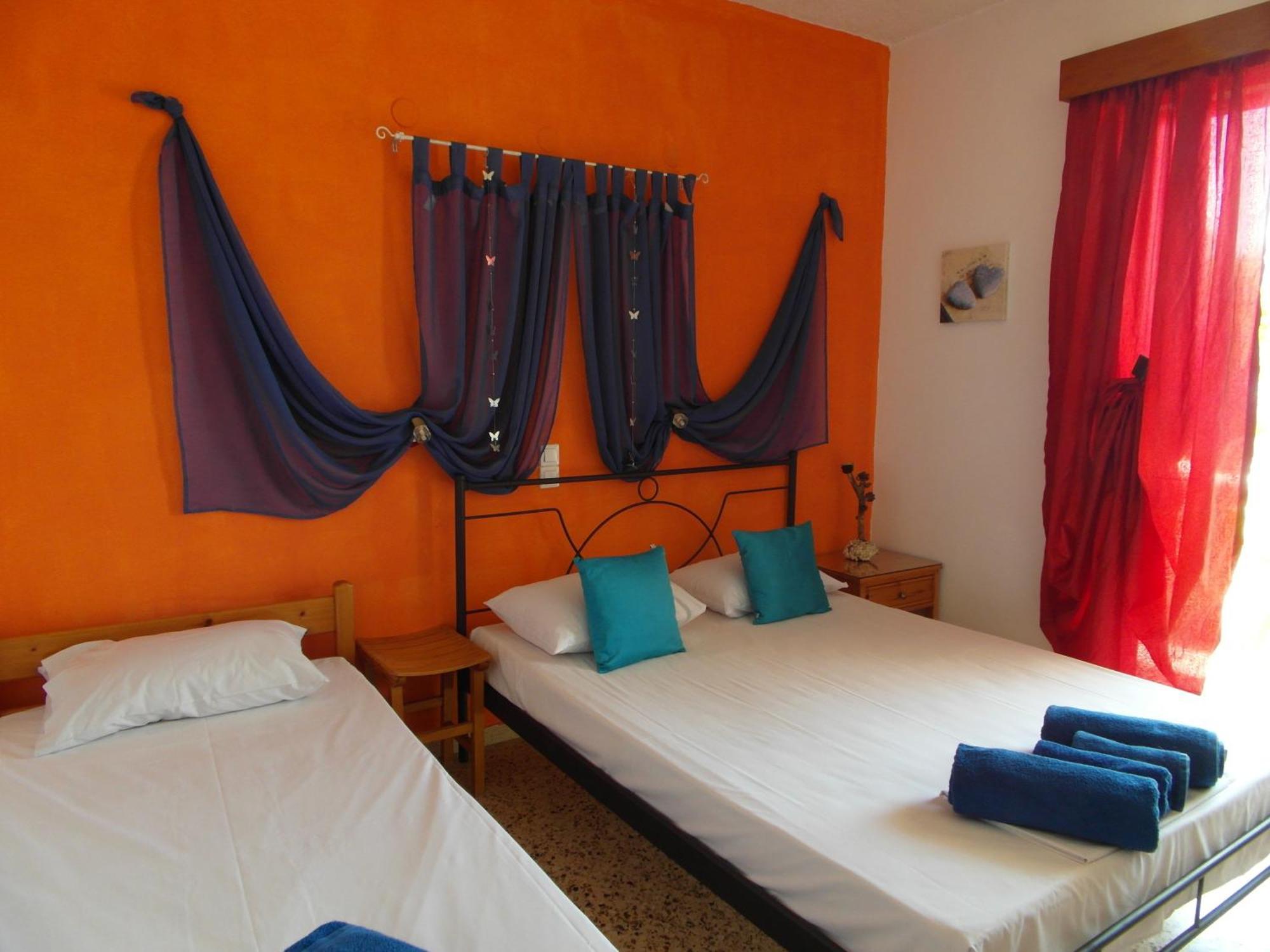 Eri Studios Agia Marina  Rum bild