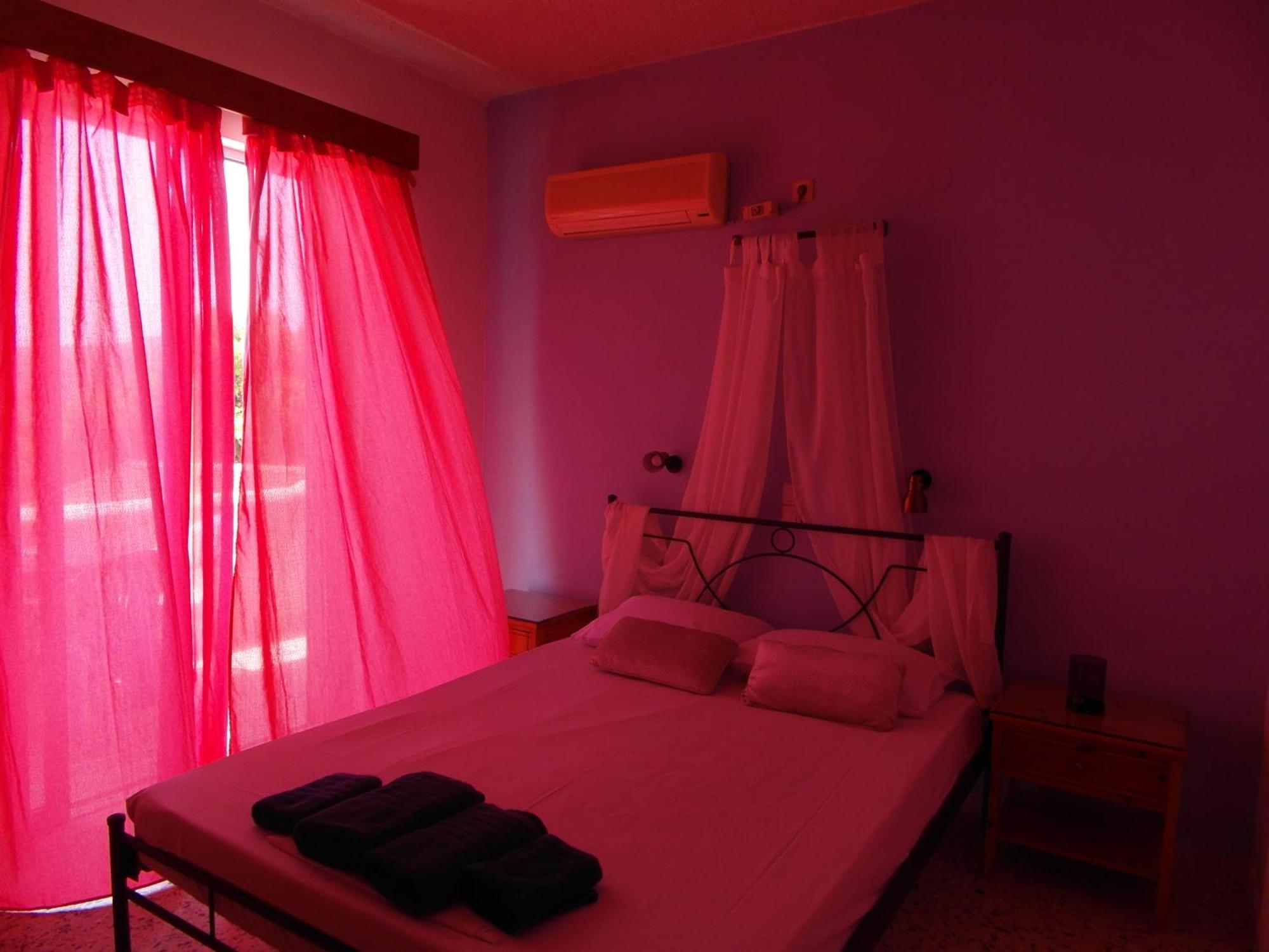Eri Studios Agia Marina  Rum bild