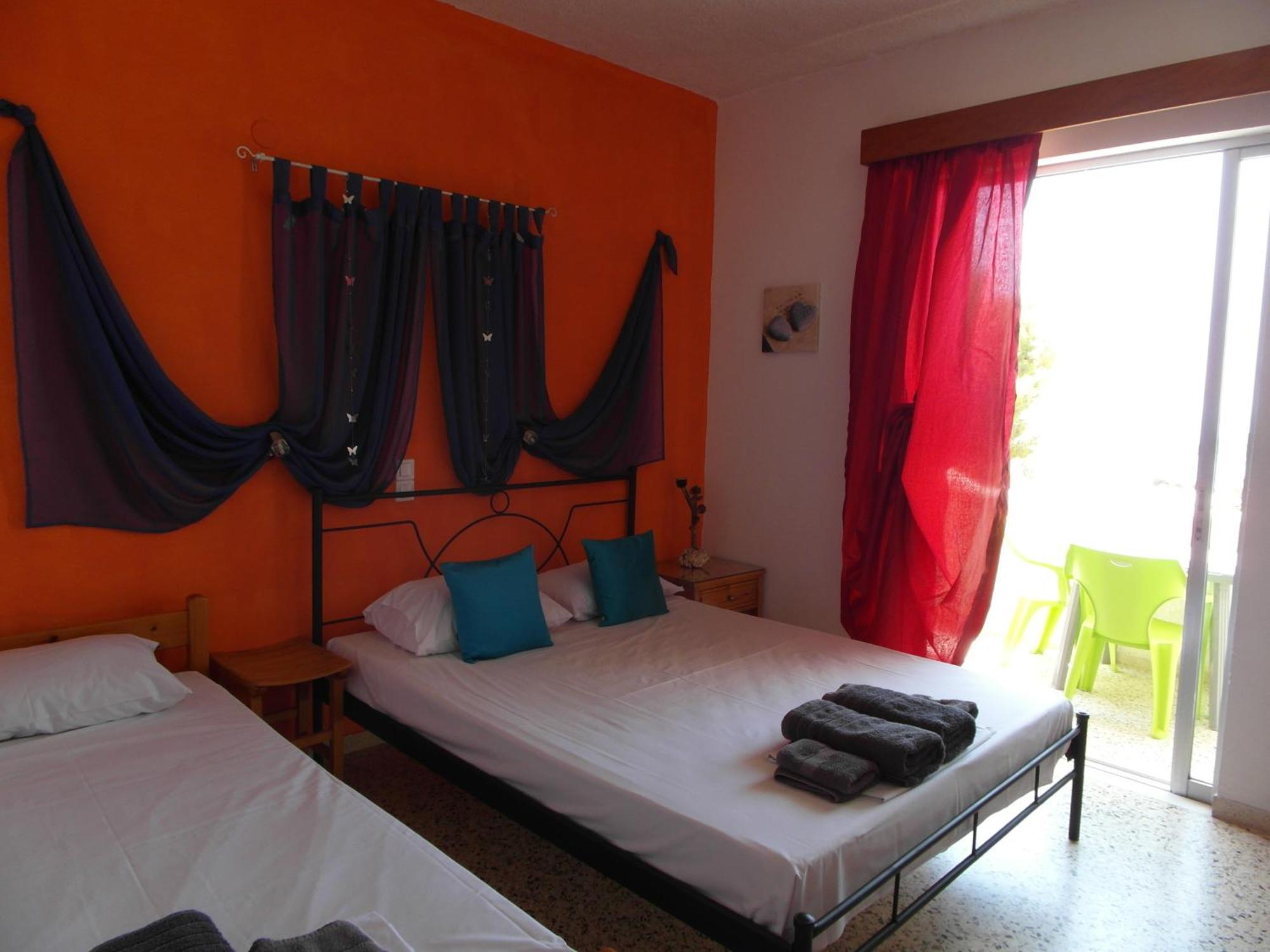 Eri Studios Agia Marina  Rum bild